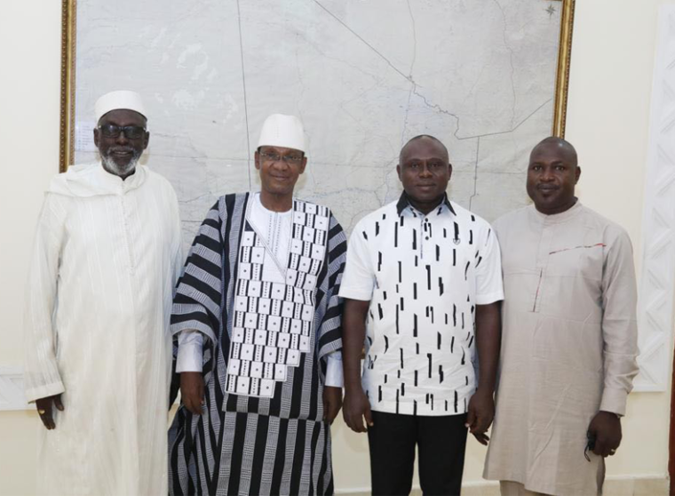 Sortie d’audience de l’équipe de AUDPA avec le premier ministre du Mali: Choguel Kokalla Maïga